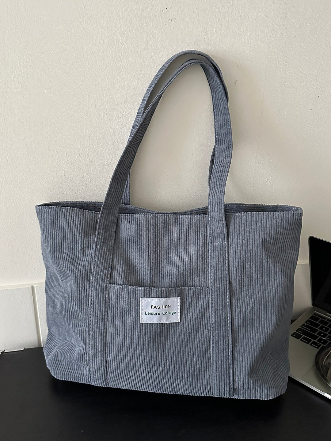 Praktische corduroy schoudertas, groot en ruim, ideaal voor werk, school of vrije tijd.