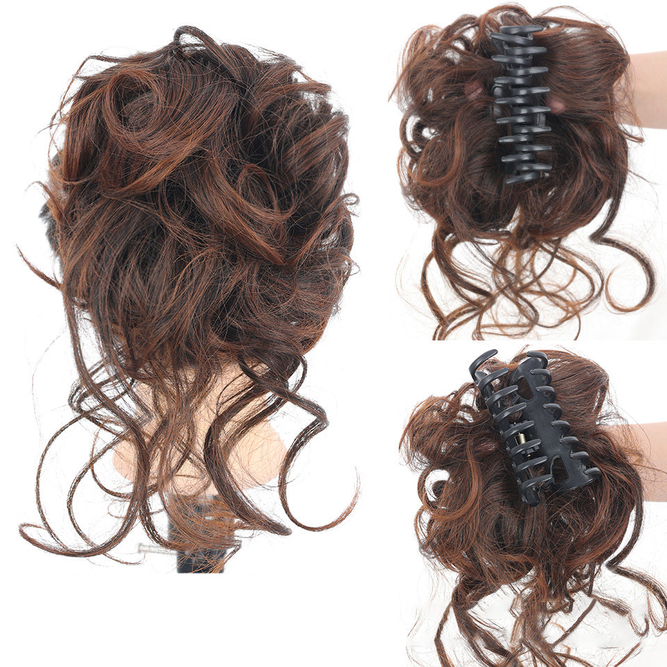Blonde hairextensie messy bun, perfect voor een snelle volumineuze knot en moeiteloze stijl.