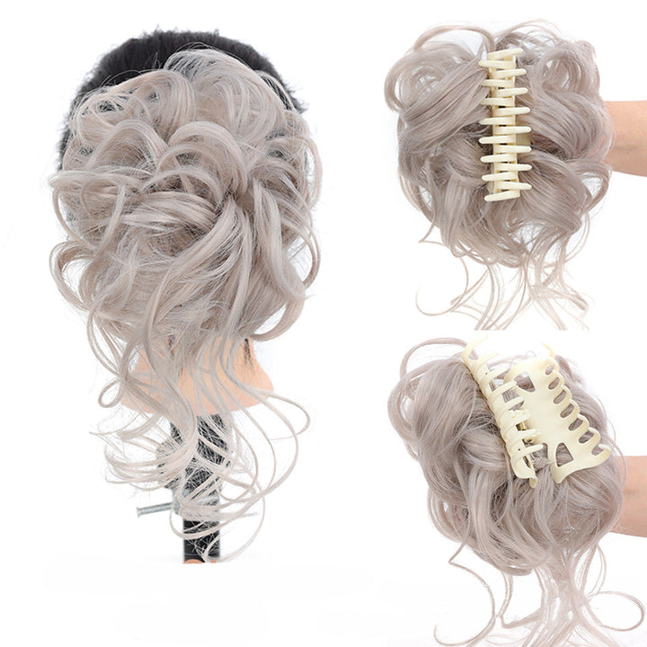 Natuurlijk ogende messy bun hairextensie voor dames, ideaal voor een snelle haarverandering.
