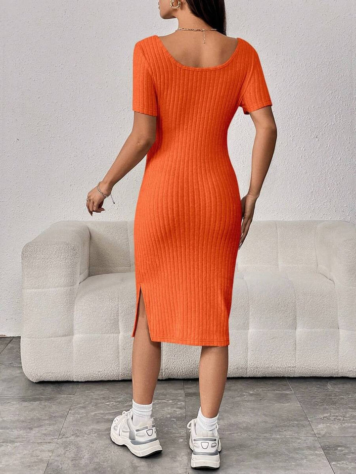 Moderne geribde zwangerschapsjurk met splitzoom, zwart of oranje, comfortabel en rekbaar.