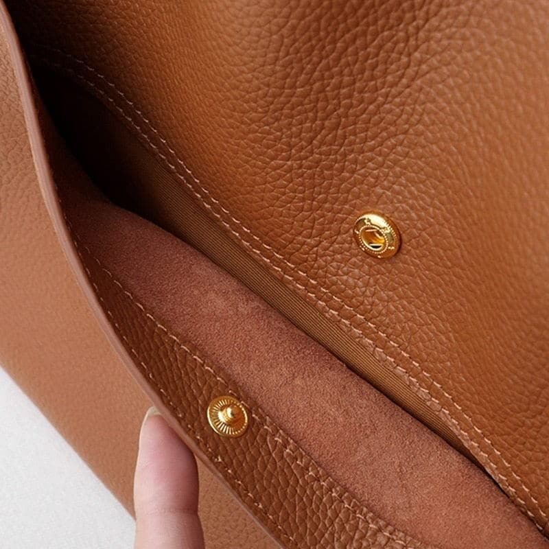 Luxe leren schoudertas dames, krasbestendig en waterdicht, een essentieel accessoire.