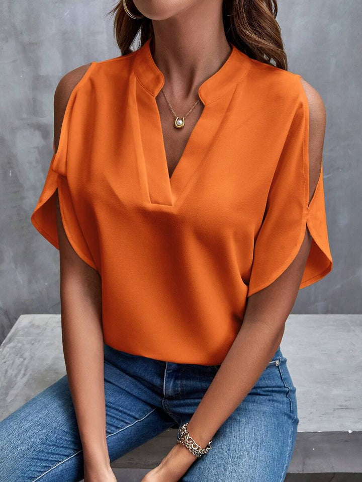 Elegante oranje damesblouse met V-hals en stijlvolle flaremouwen. Perfect voor zomer en kantoor.
