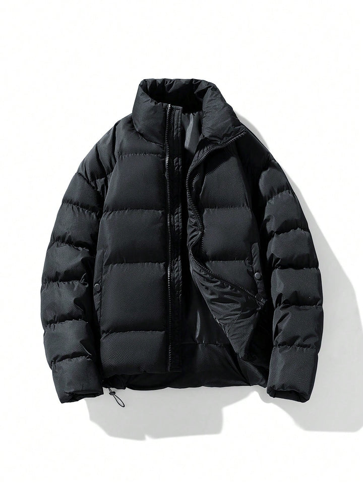 Man draagt comfortabele oversized fluorescerende Vigoro winterjas, perfect voor koude dagen en zichtbaarheid.