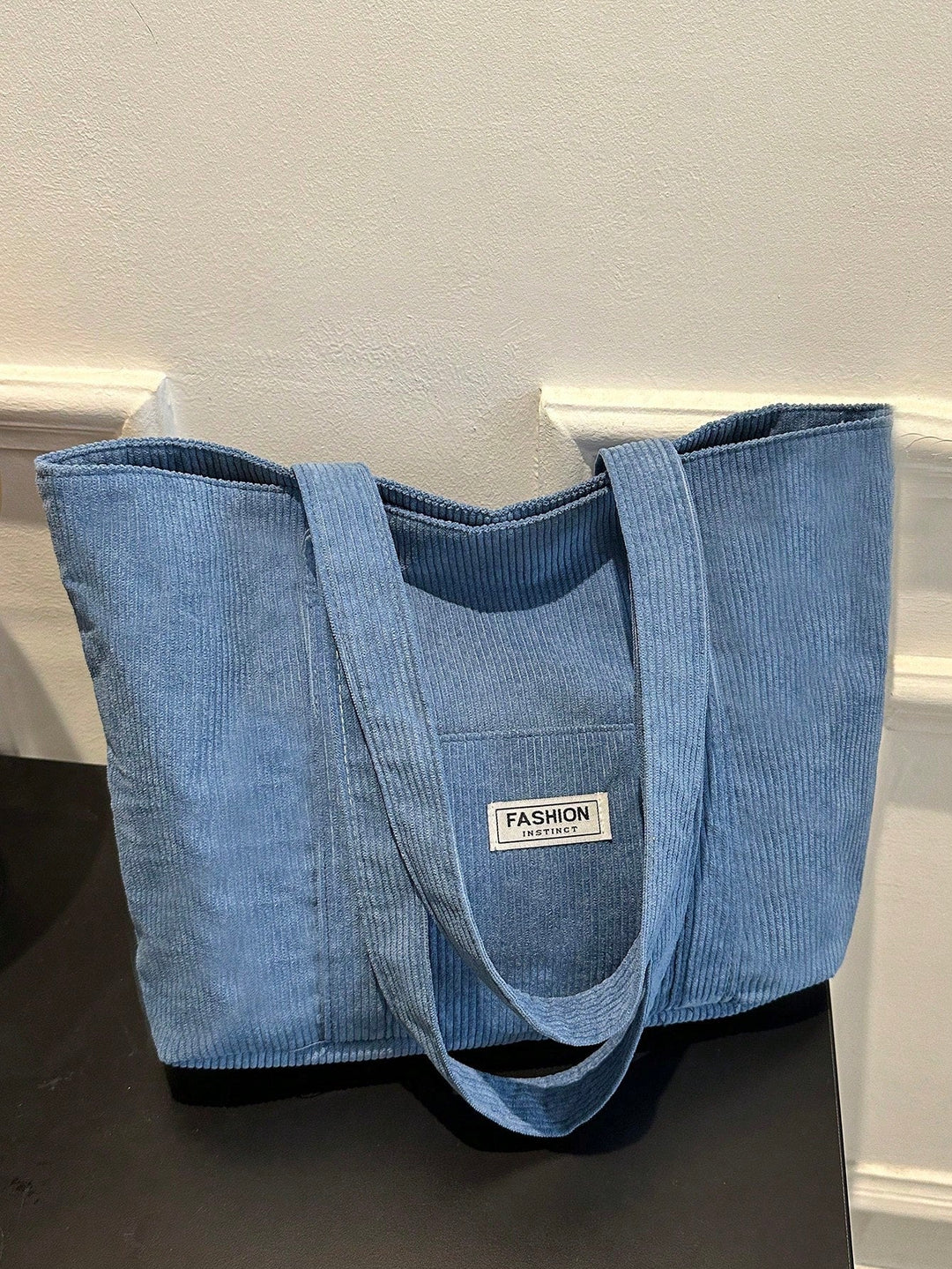 Casual corduroy tote bag met veel ruimte, perfect als schooltas voor studenten.