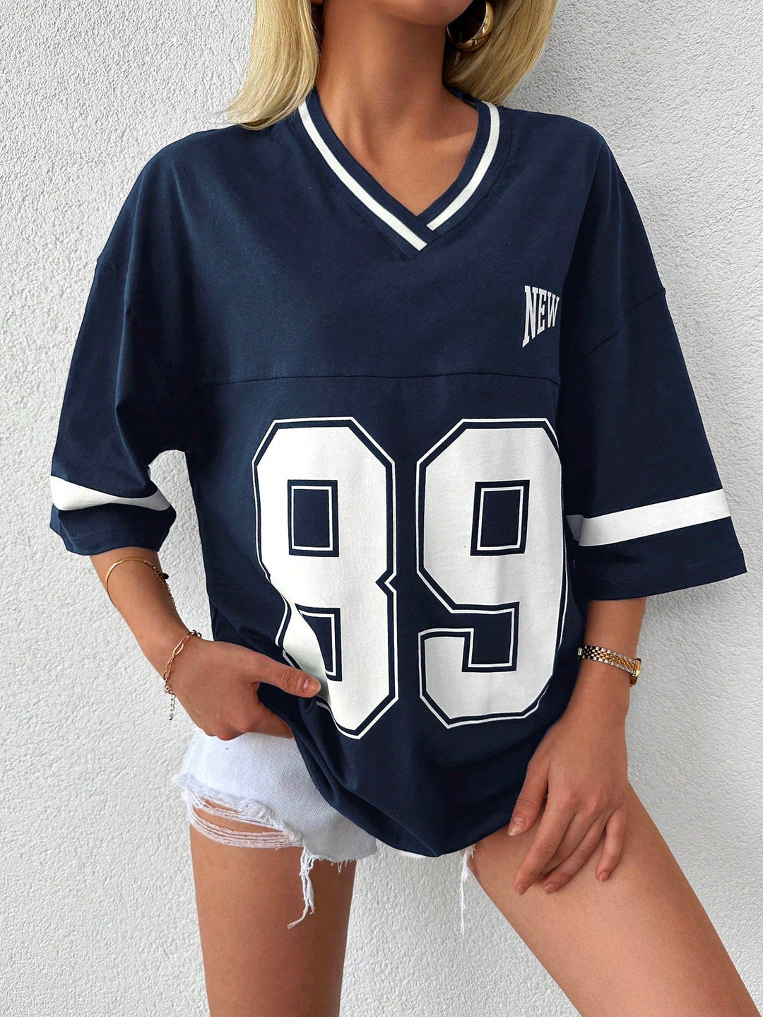 Zwart oversized baseball shirt voor dames. Casual, comfortabel en trendy voor een relaxte streetwear stijl.