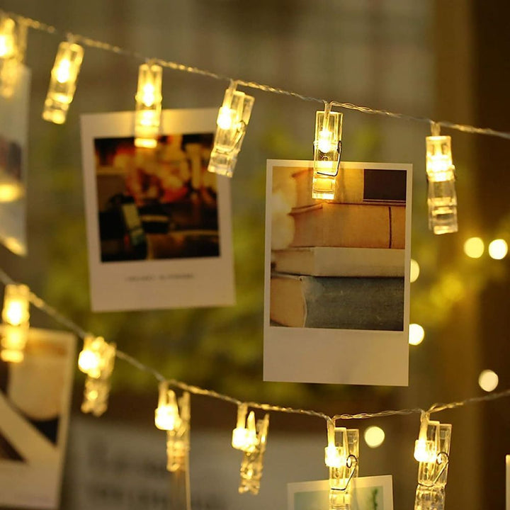 Detail van LED-lampjes en fotoclips op de ClipGlow fotoslinger, klaar voor jouw favoriete beelden.