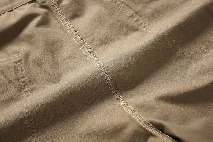 Legergroene heren outdoor cargo broek, ontworpen voor duurzaamheid en functionaliteit.