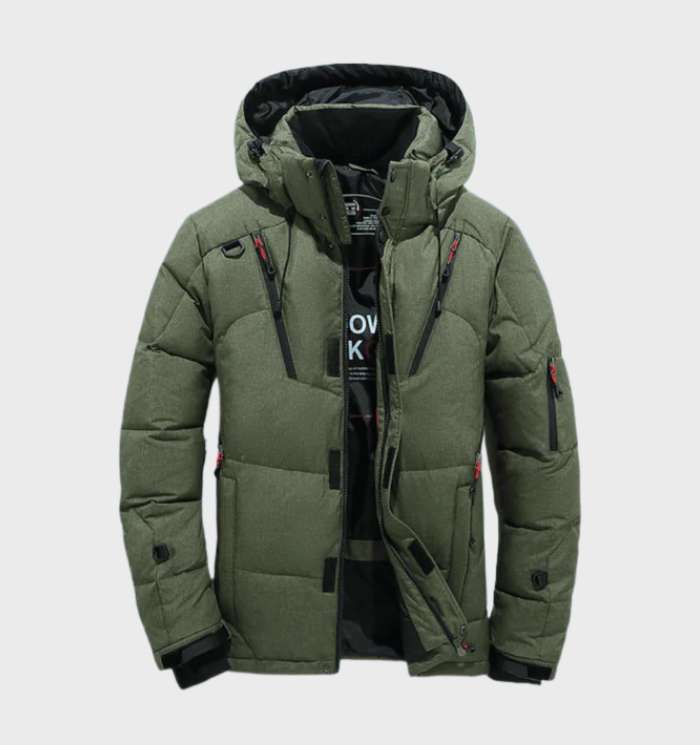 Man draagt een stijlvolle, gevoerde heren parka winterjas. Water- & winddichte kleding voor optimale warmte.