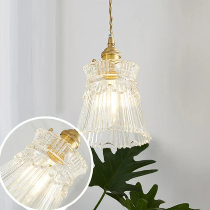 Moderne glazen hanglamp OpulentGlow; een tijdloze keuze voor sfeervolle verlichting.