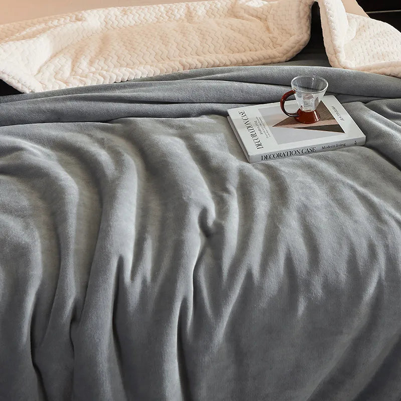 Detail van zachte textuur van de polyester winter fleece deken, voor maximale warmte en comfort.
