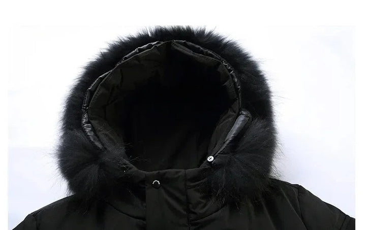 Close-up van de warme capuchon met imitatiebont op de stijlvolle heren parka winterjas.