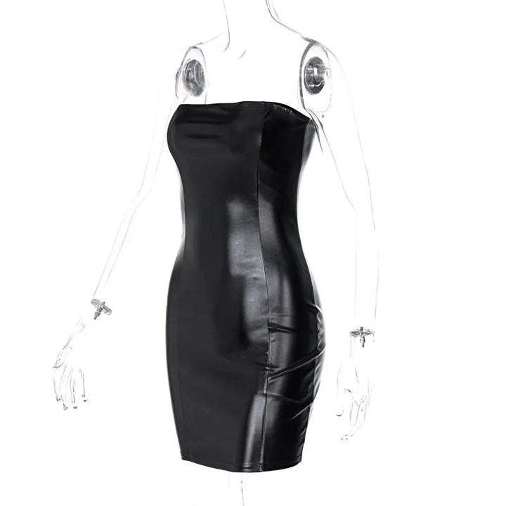 Elegante zwarte strapless dames mini-jurk. Een sexy feestjurk, ideaal voor een speciale gelegenheid.