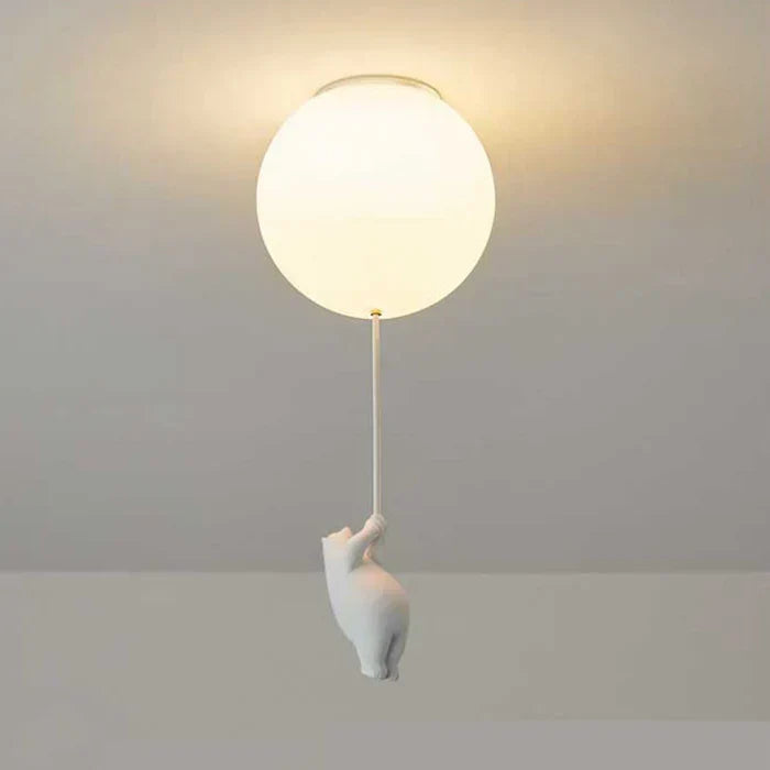 Speelse hanglamp met beer en ballon, witte behuizing, geschikt voor elke kinderkamer.