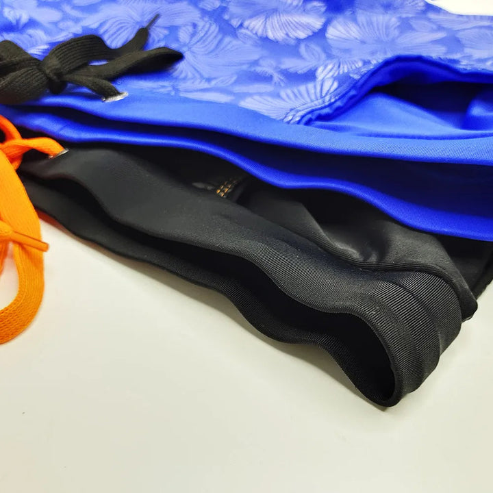 Hoogwaardige strakke blauwe zwembroek voor heren, duurzame en stijlvolle zwemmode.