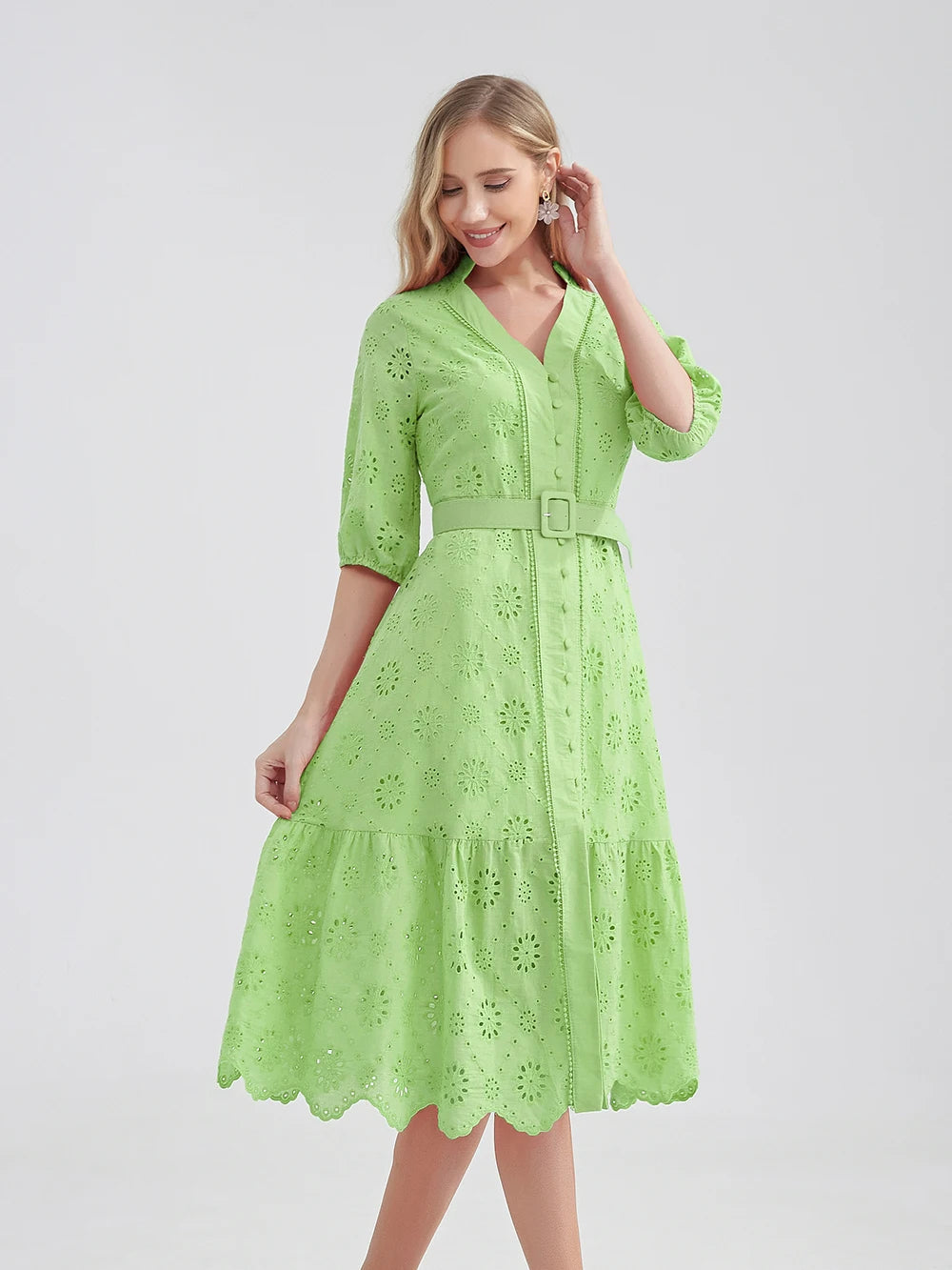 Trendy dames zomerjurk met V-hals, ruches en een comfortabele pasvorm.