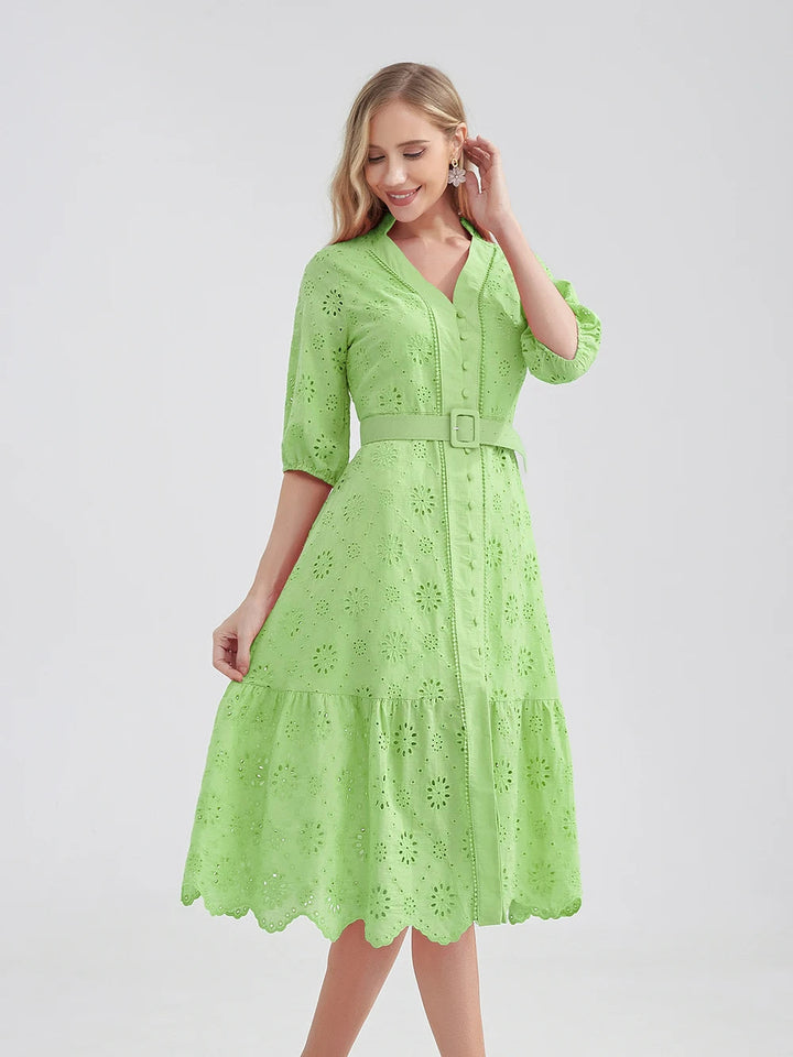 Trendy dames zomerjurk met V-hals, ruches en een comfortabele pasvorm.