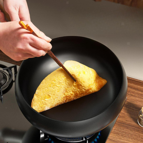 Cuyun wokpan gietijzer, PFAS-vrij en duurzaam, voor heerlijke en gezonde roerbakgerechten.
