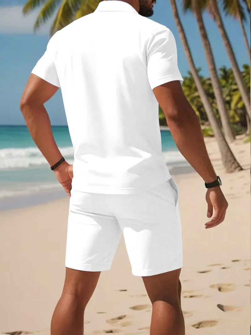 Lichtblauwe V-hals polo en witte shorts heren, comfortabele casual zomerkleding set.