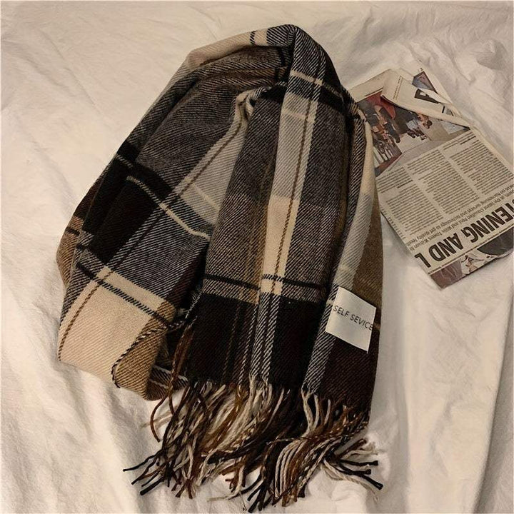 Modieuze dames zijden sjaal; een elegant en comfortabel accessoire in blauw en khaki voor een luxe uitstraling.