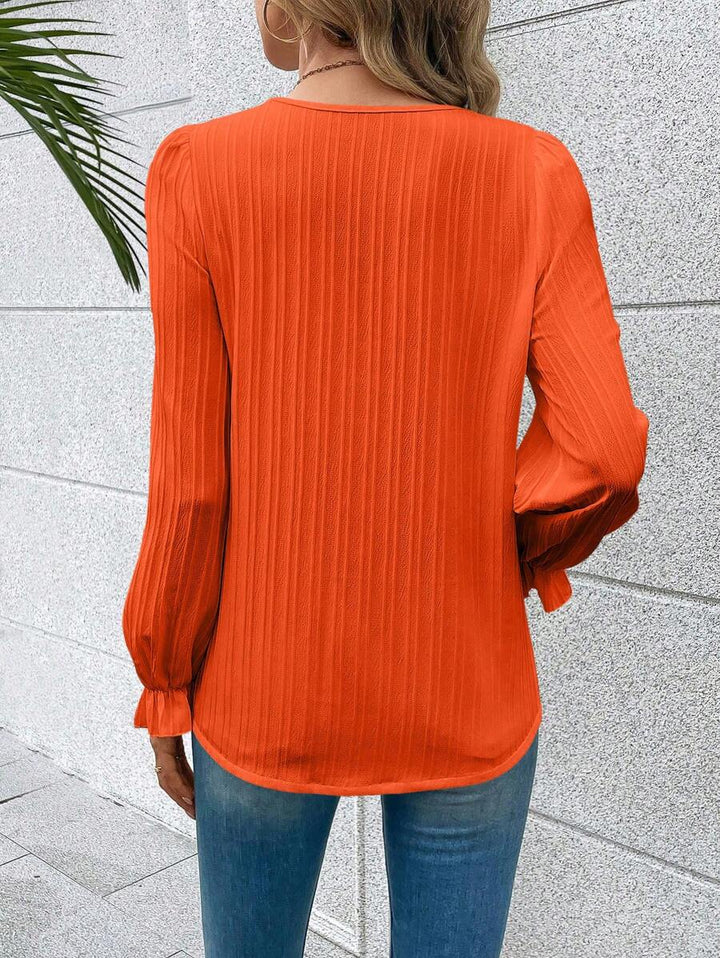 Modieus oranje dames shirt met chique kanten mouwen en ronde hals, een must-have voor elke garderobe.