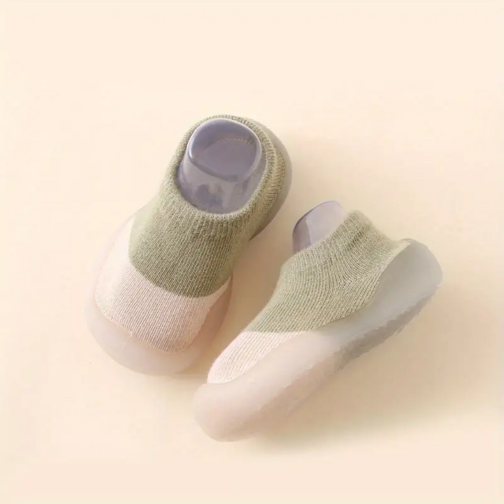Veilige anti-slip barefoot kinderschoenen, ideaal voor binnen en buiten spelen.