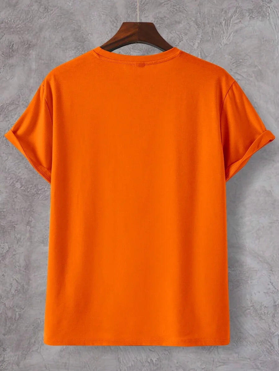 Comfortabel oranje heren T-shirt met unieke leeuwenprint. Ideaal casual statement shirt voor lente en zomer.