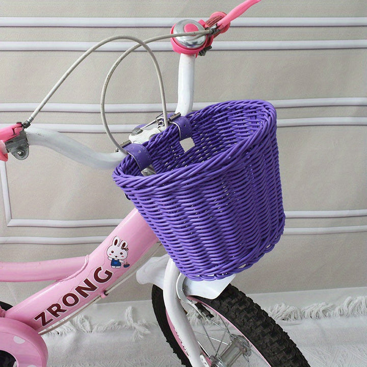 Paarse handgeweven kinderfietsmand van plastic riet, kleurrijk en praktisch fietsaccessoire.