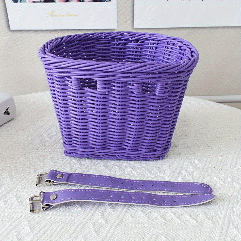 Met de hand geweven fietsmand van plastic riet, perfect fietsaccessoire voor kinderfietsen.