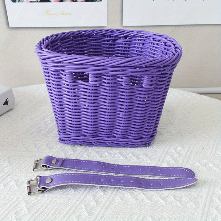 Met de hand geweven fietsmand van plastic riet, perfect fietsaccessoire voor kinderfietsen.