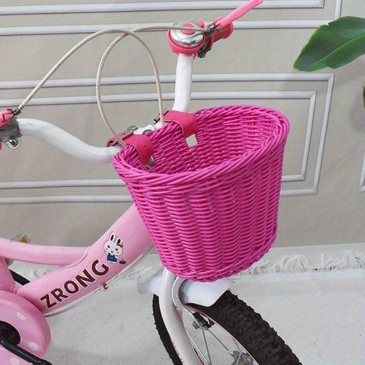 Bruine handgeweven fietsmand van plastic riet, duurzaam en decoratief voor kinderfietsen.