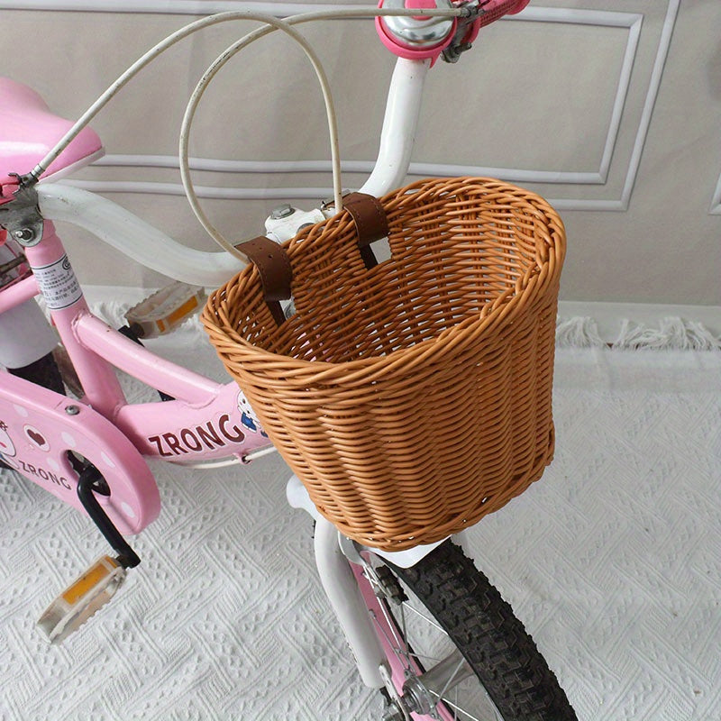 Stijlvolle handgeweven kinderfietsmand van plastic riet, decoratief en duurzaam.