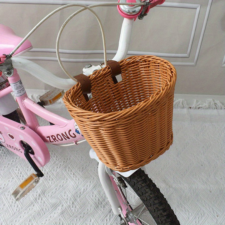 Stijlvolle handgeweven kinderfietsmand van plastic riet, decoratief en duurzaam.