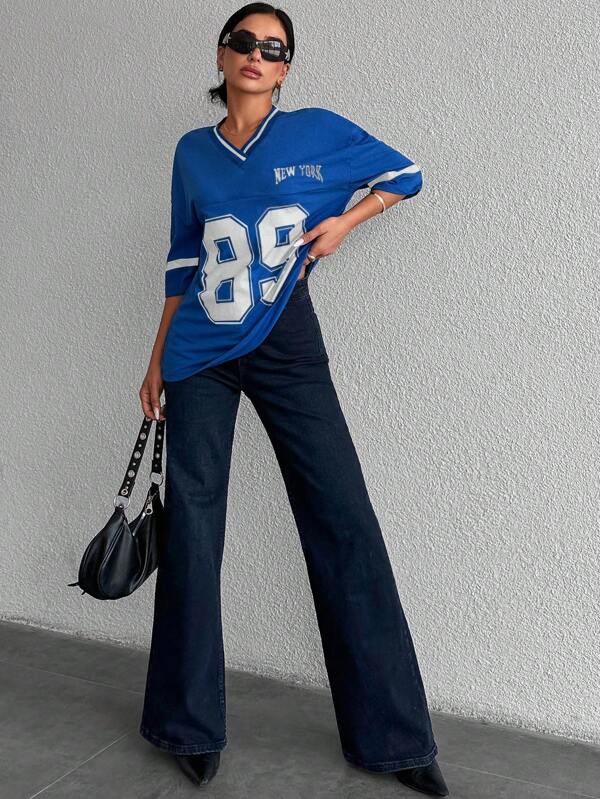 Oversized dames voetbal shirt, zwart, met sportieve casual vibe. Ideaal voor streetwear en een trendy look.