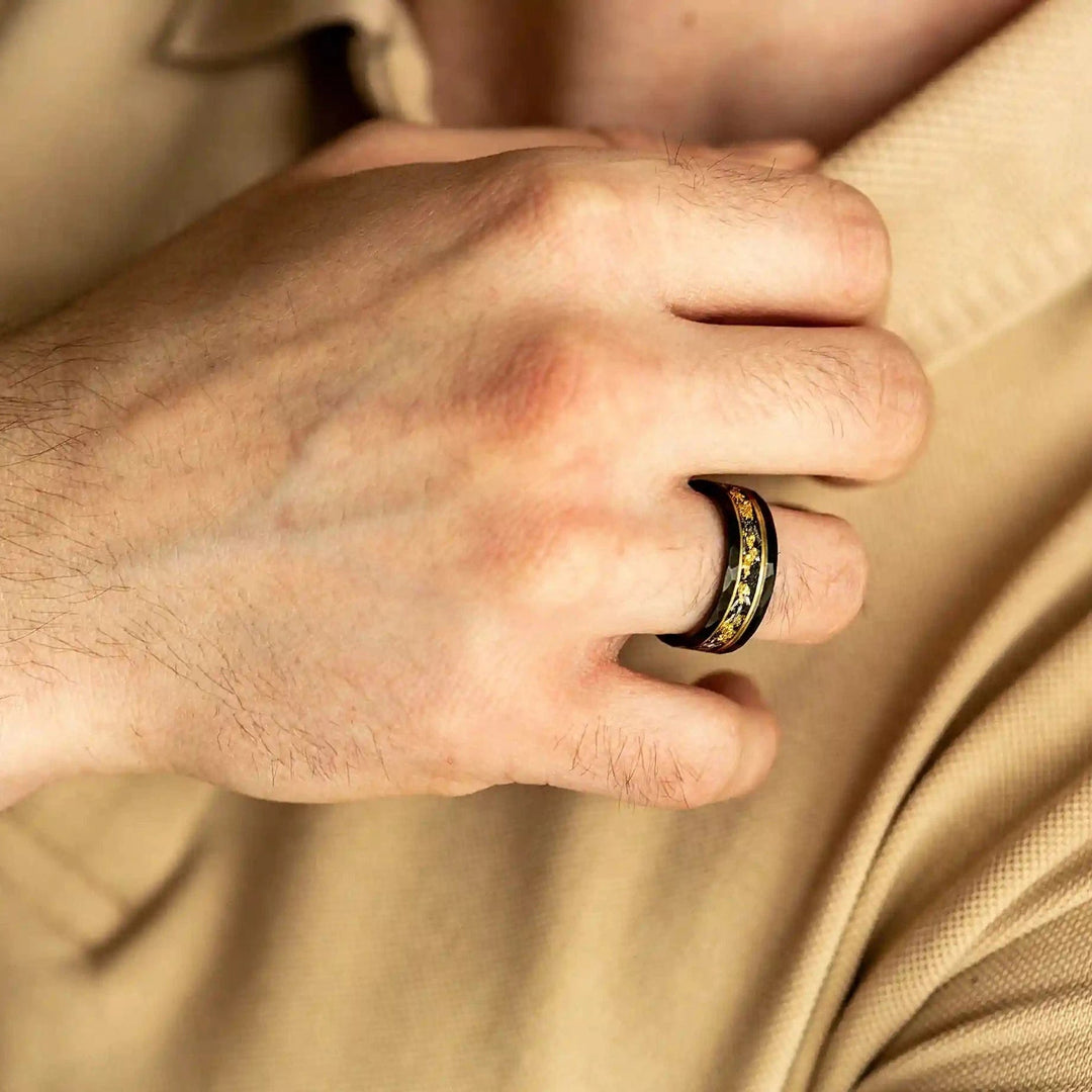 Unieke wolfram ring voor heren met elegant gouden blad en zwarte meteoriet steen.