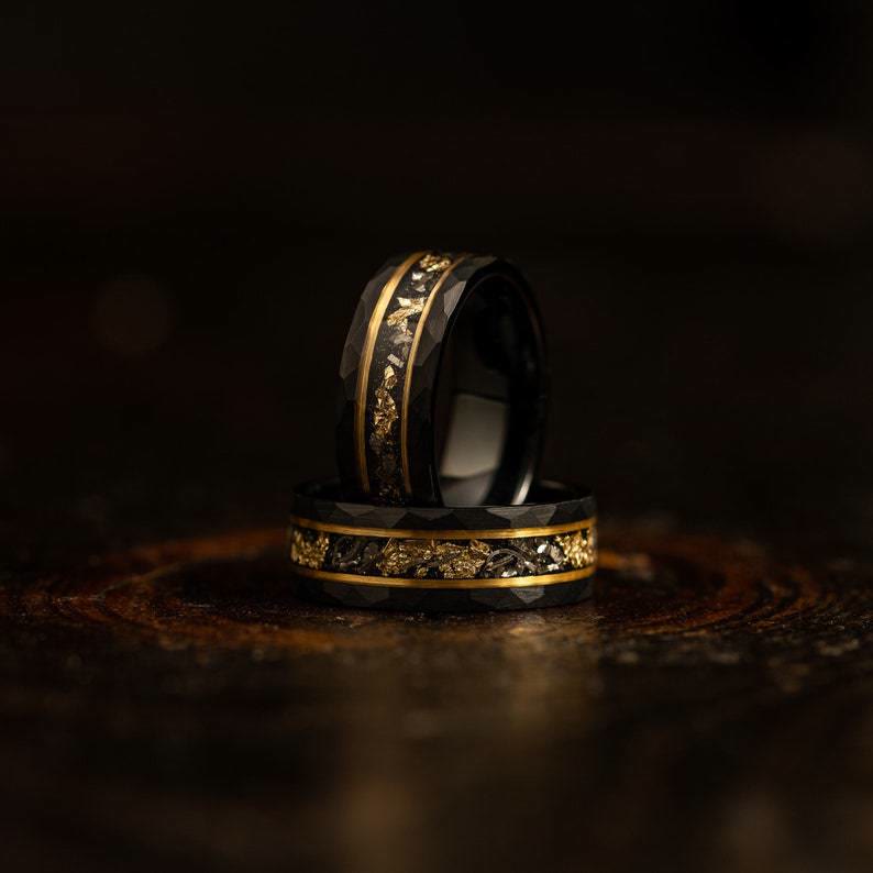 Stijlvolle wolfram herenring met gouden blad en zwarte meteoriet, perfecte accessoire.
