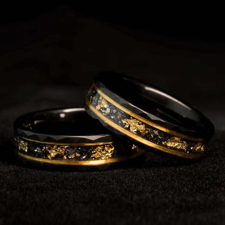Detailopname: glanzende wolfram herenring met verfijnd gouden blad en donkere meteoriet.