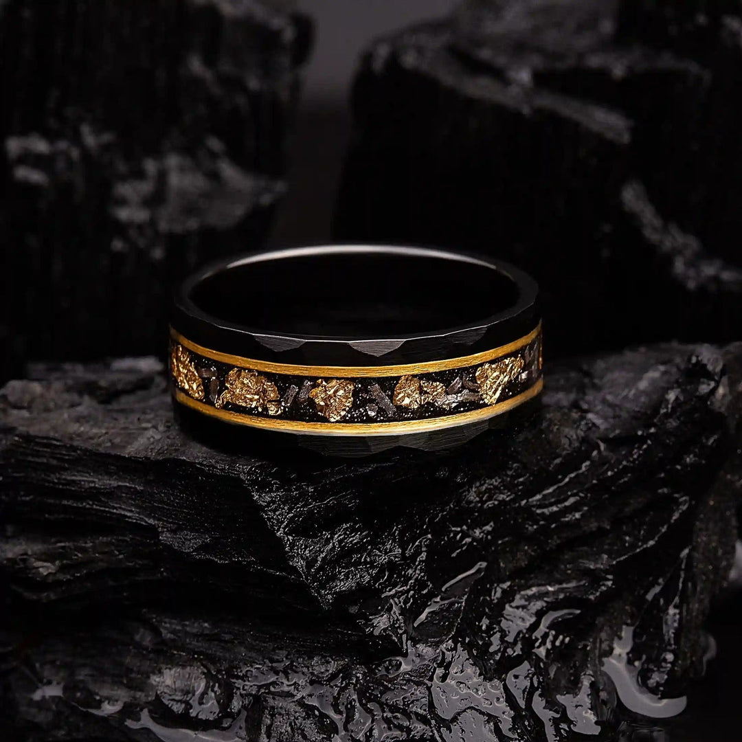 Heren wolfram ring met gedetailleerd gouden bladmotief en contrasterende zwarte meteoriet.