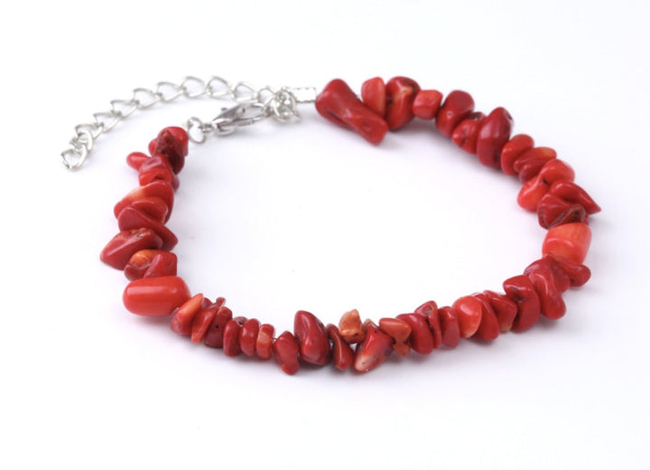 Stijlvolle dames armband van rode koraal edelsteen, handgemaakt en verstelbaar. Elegant sieraad met beschermende werking.