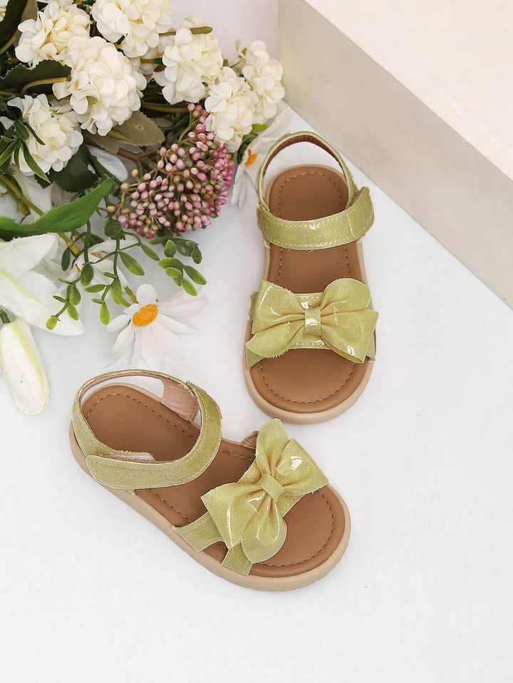 Meisjes sandalen in groene kleur, met elegante strik, klittenbandsluiting en duurzame zool voor speelplezier.