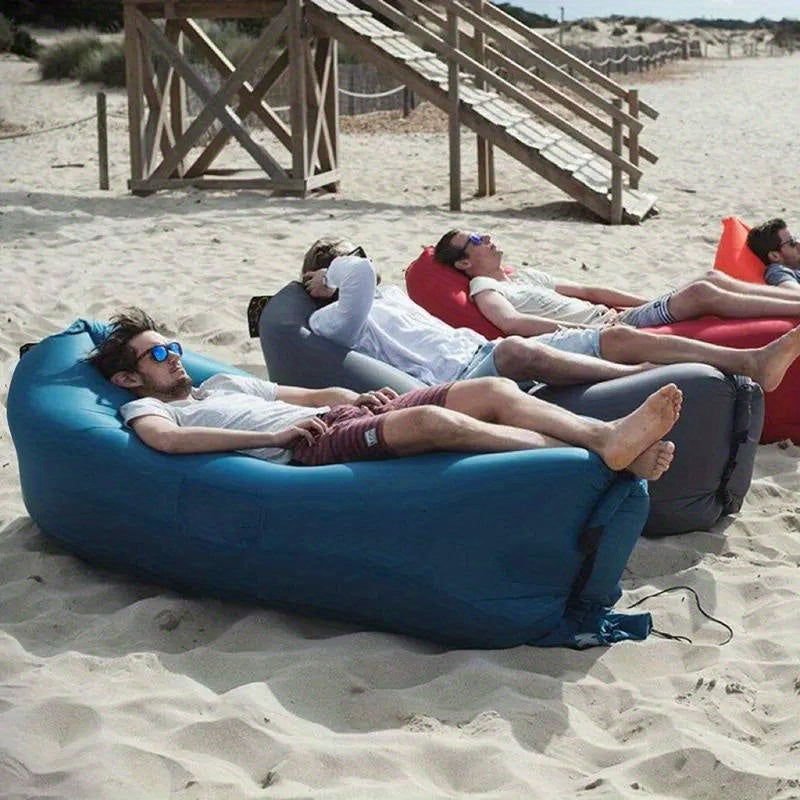 Opblaasbare outdoor bank voor comfortabel relaxen in de natuur tijdens kamperen of festival.