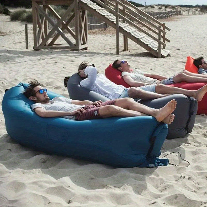 Opblaasbare outdoor bank voor comfortabel relaxen in de natuur tijdens kamperen of festival.