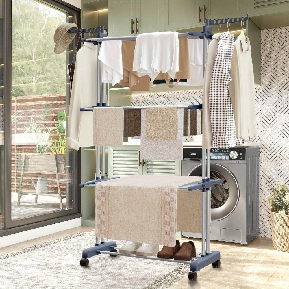 Compact 3-laags verticaal droogrek in gebruik met kleding. Perfecte wasdroger oplossing voor binnen of buiten drogen.
