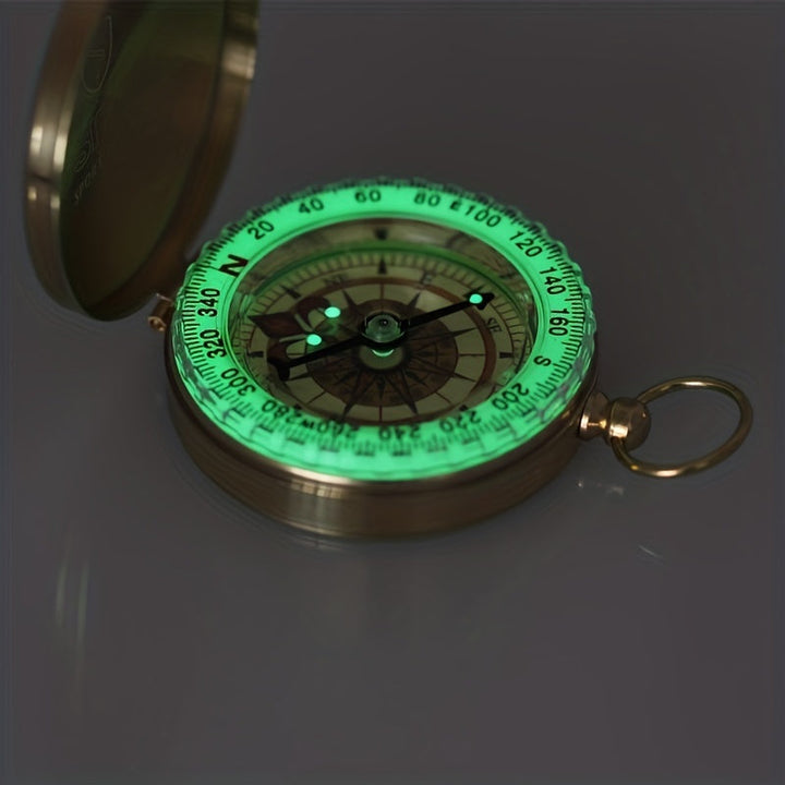 Glow-in-the-dark koperen kompas wijzerplaat in het donker, ideaal voor nachtelijke navigatie en survival.