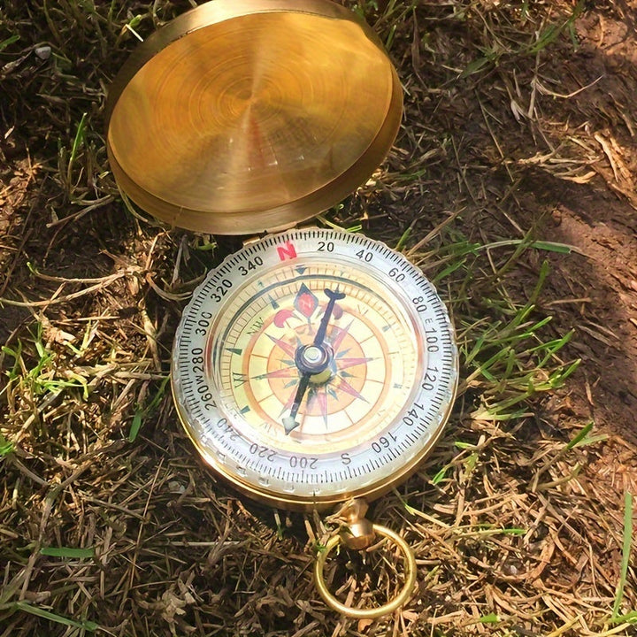 Robuust koperen survival kompas, duurzaam en betrouwbaar voor navigatie tijdens intensieve wandel- en outdoor avonturen.