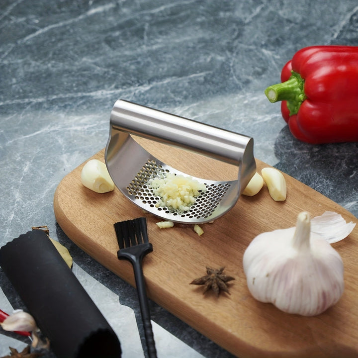 Afbeelding van een stevige roestvrijstalen knoflookpers. Duurzame kwaliteit voor jarenlang culinair plezier, makkelijk te reinigen.