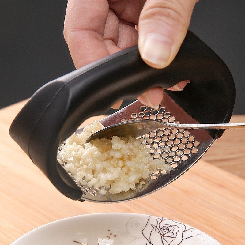 Nieuwe roestvrijstalen knoflookpers. Essentieel keukenhulpje, ontworpen voor gemak en duurzaamheid bij het koken.