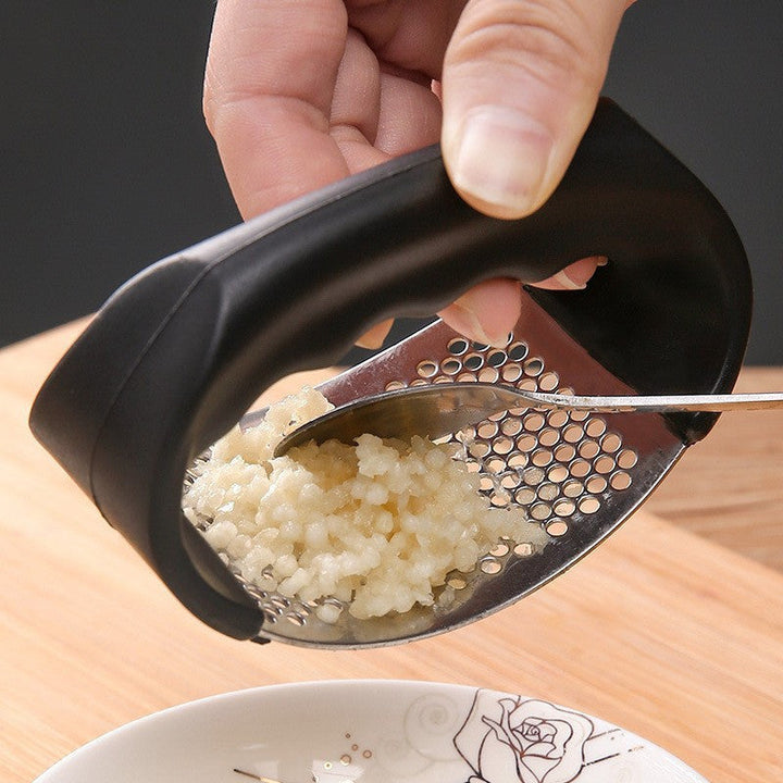 Nieuwe roestvrijstalen knoflookpers. Essentieel keukenhulpje, ontworpen voor gemak en duurzaamheid bij het koken.