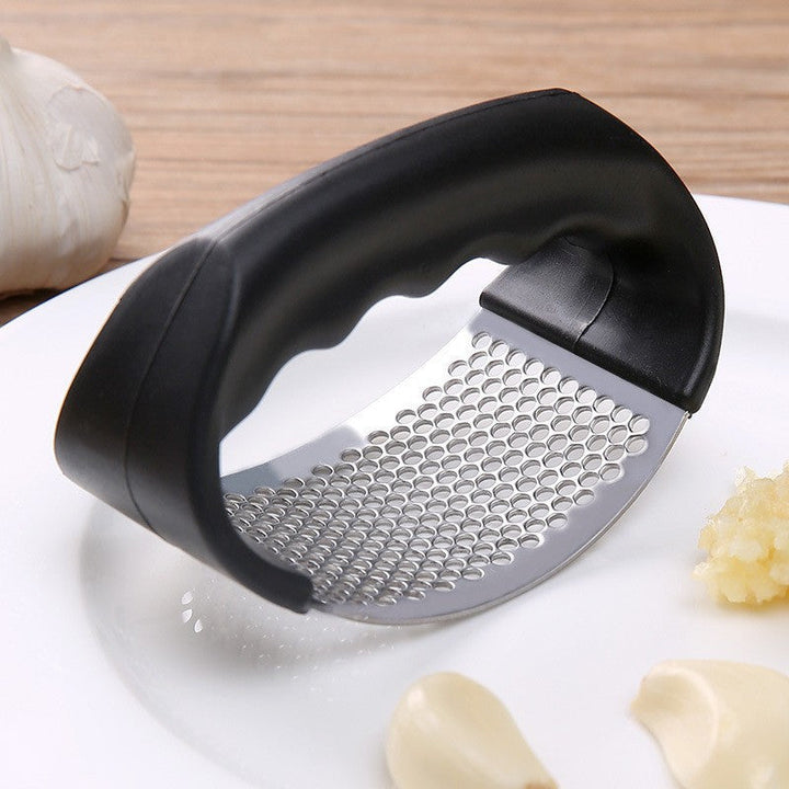 Elegante roestvrijstalen knoflookpers. Een duurzaam en onderhoudsvriendelijk kookaccessoire voor de moderne keuken.