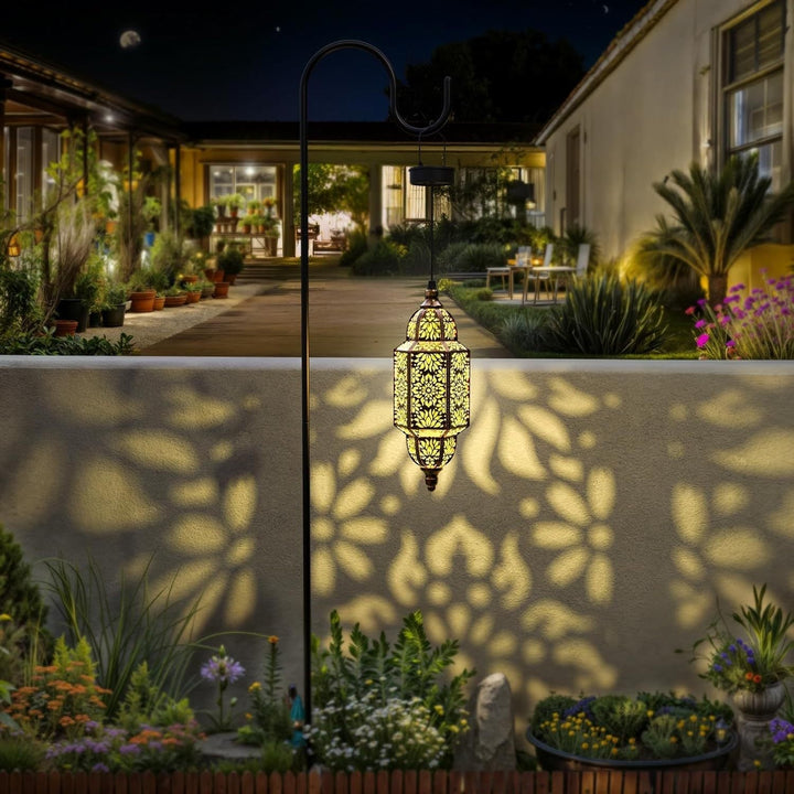 Vintage Marokkaanse tuinlamp met solar LED, creëert een unieke sfeer op terras of balkon.
