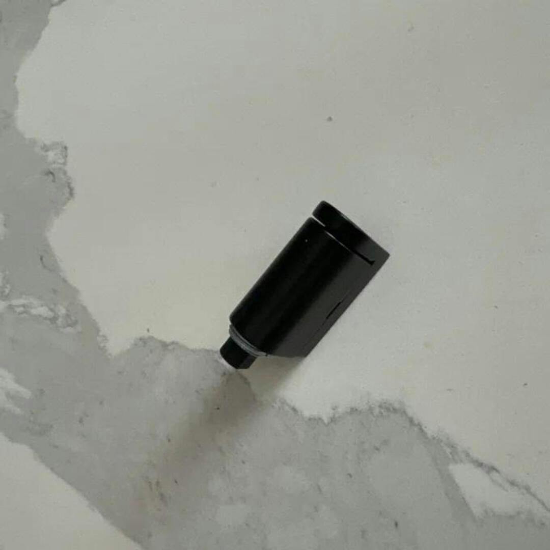 Compacte zilverkleurige magnetische deurstopper. Onopvallend design, sterk magnetisch, eenvoudige installatie zonder boren.